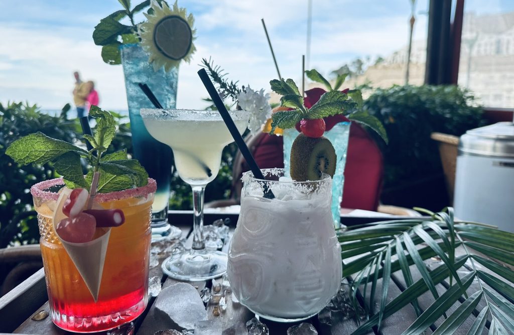 Café Delfos, disfruta de cócteles junto al mar Alcossebre.