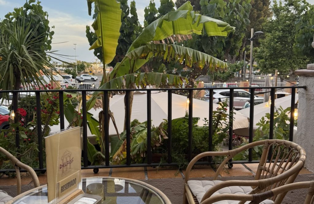Café Delfos, disfruta de cócteles junto al mar Alcossebre.