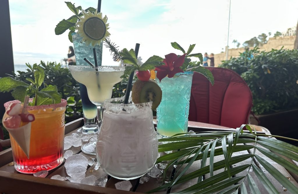 Café Delfos, disfruta de cócteles junto al mar Cervera.