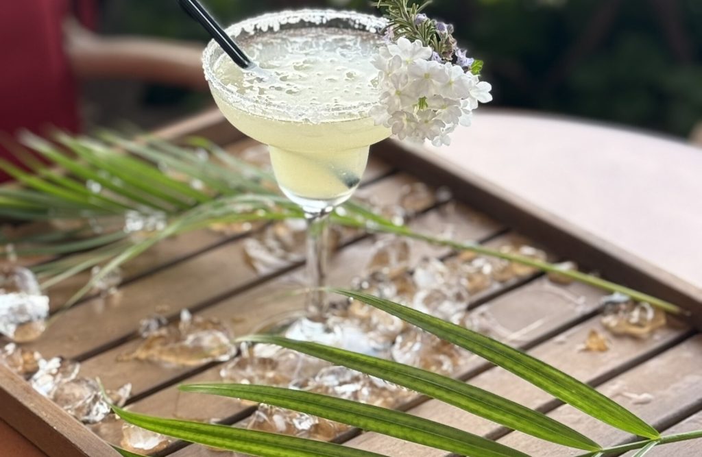 Café Delfos, los mejores mojitos y copas cerca de Santa Magdalena.