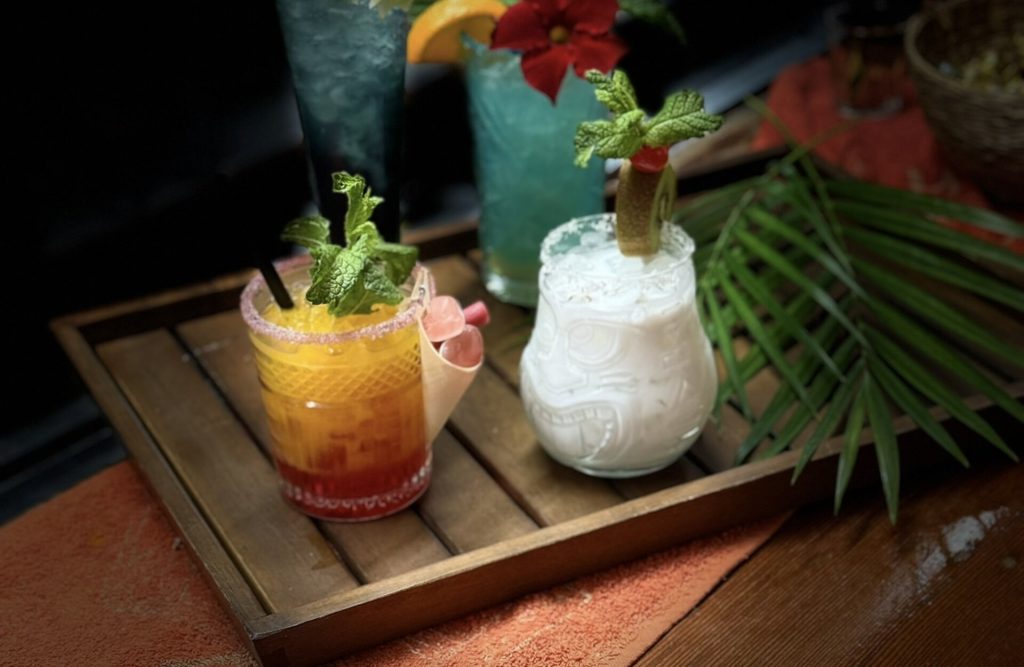Café Delfos, los mejores mojitos y copas cerca de Sant Mateu.
