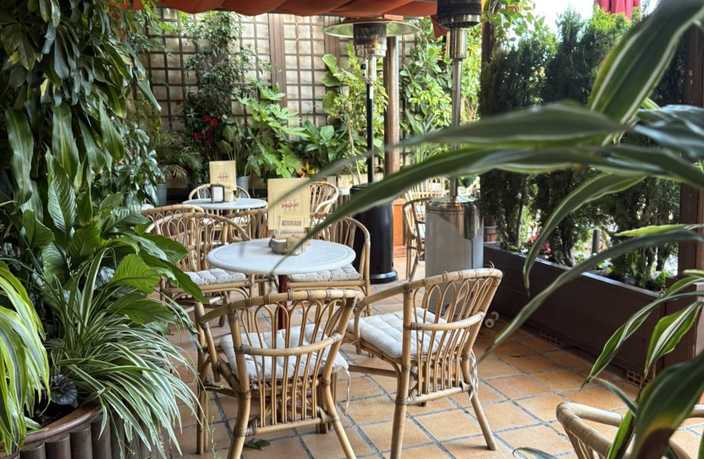 Café Delfos, los mejores mojitos y copas cerca de Sant Mateu.