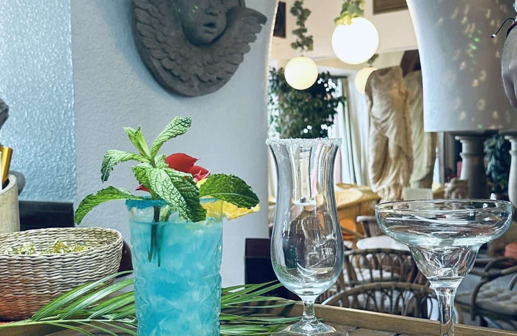 Cafe Delfos, terraceo y ambiente relajado cerca de Sant Mateu.